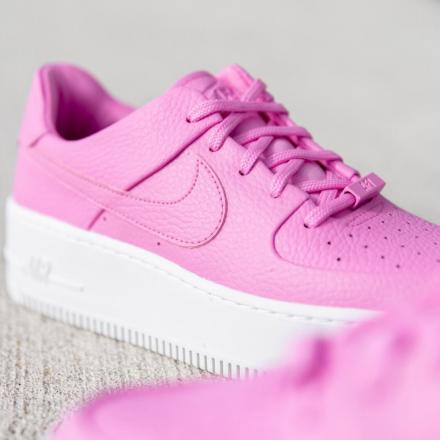 国内販売中】ナイキ ウィメンズ エアフォース 1 セージ ロー