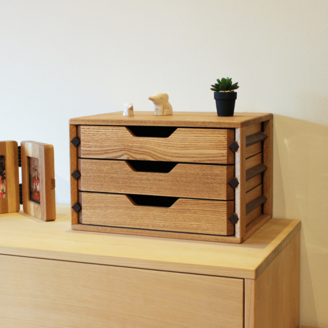 タモ材とウォールナット材で仕上げたオシャレなA4書類ミニチェスト