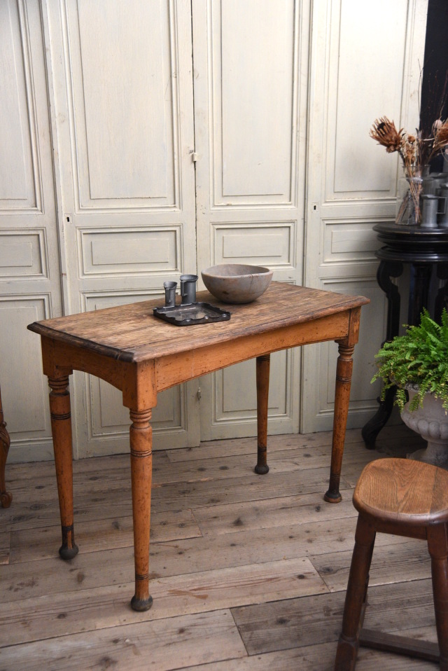 褪せた風合いが良い木製テーブル(HOLD)