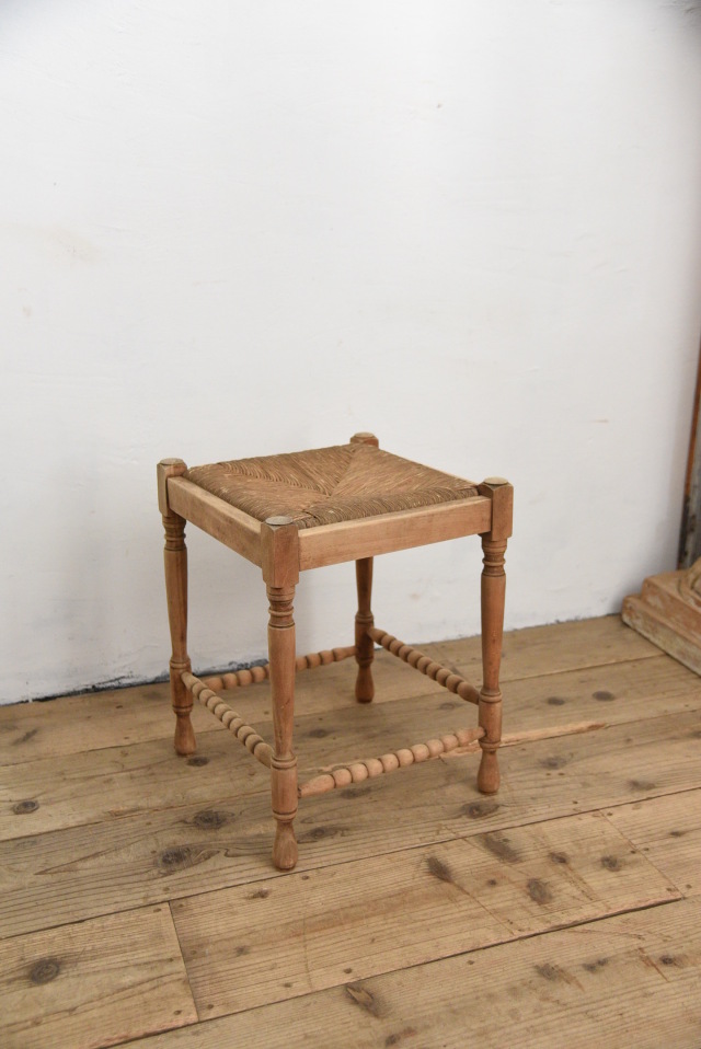 風合いある藁座面のスツール