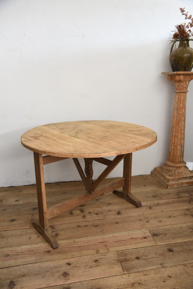 上品な風合いのラウンドワインテーブル