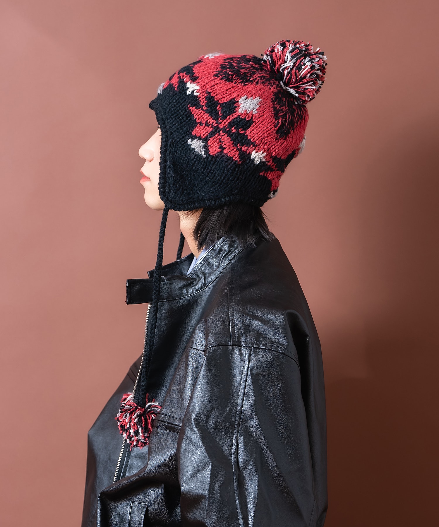 ノルディック柄コード付きイヤーフラップボンボンウールニット帽