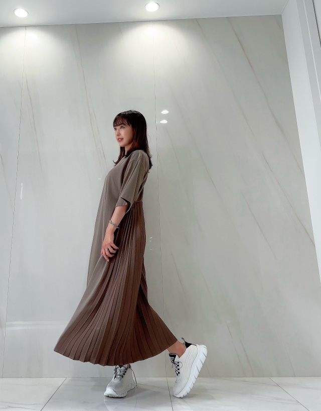 selva secreta】Pleats Tshirt one-piece half-sleeve(greige)