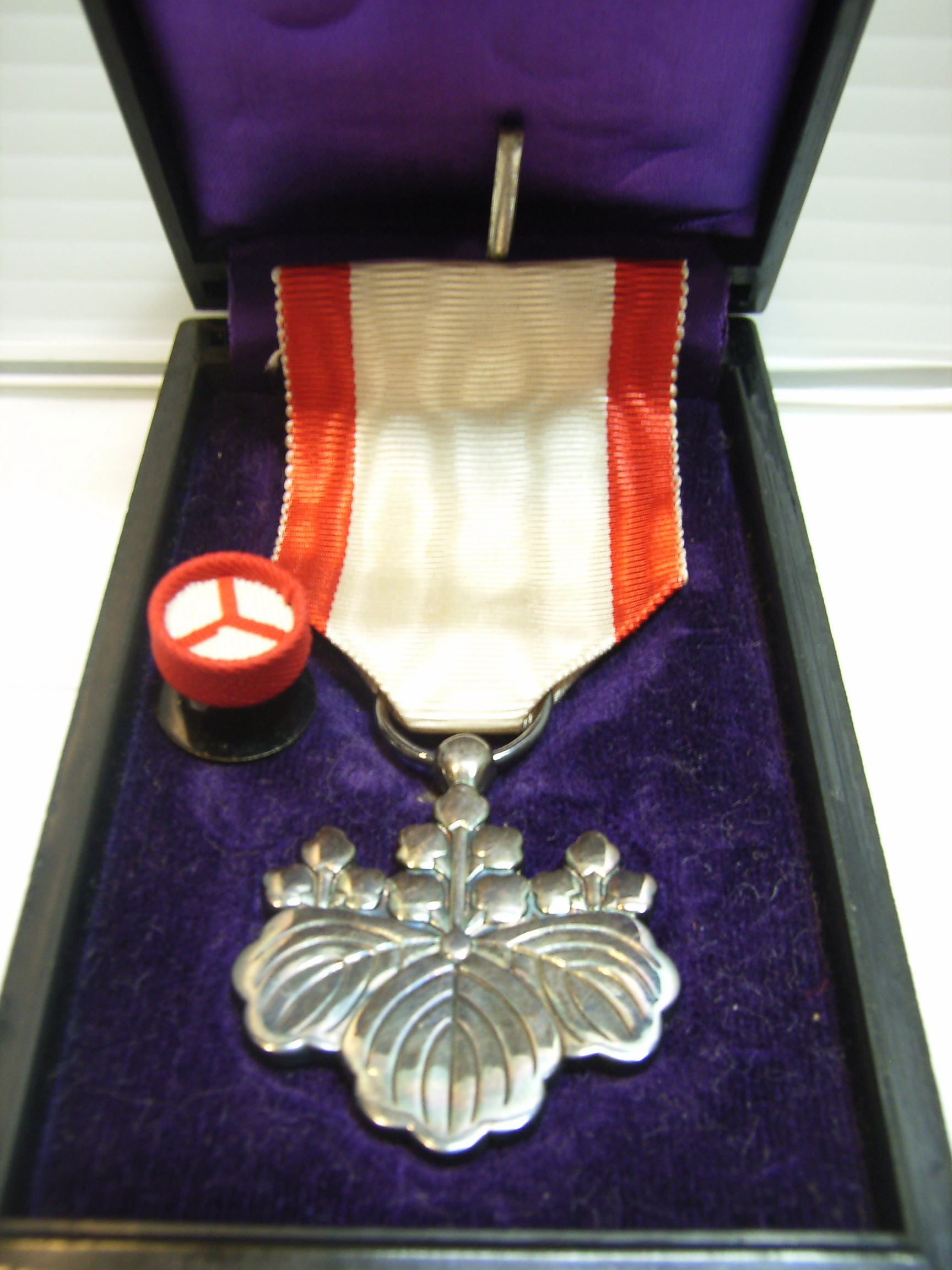 勲章2点セット】勲八等白色桐葉章(右)・功七級金鵄勲章(左)記念章 勲章