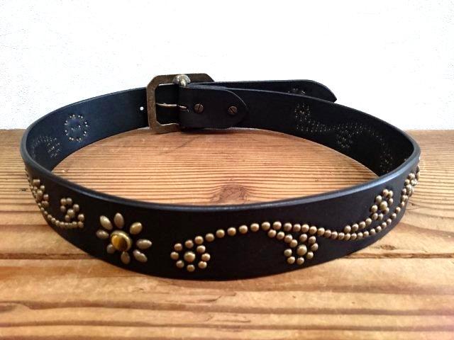 流線フラワーデザインスタッズベルト 45mm ベルトカラー＆スタッズ