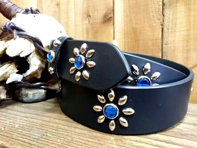 栃木レザー スタッズベルト フラワーシンプルデザイン