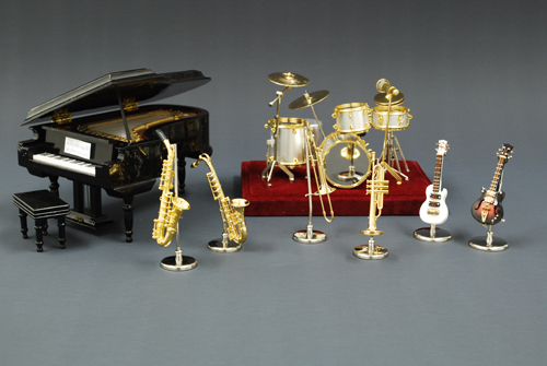懐かしいナンバーの記憶が蘇える、数々の楽器たち ミニチュア ジャズ