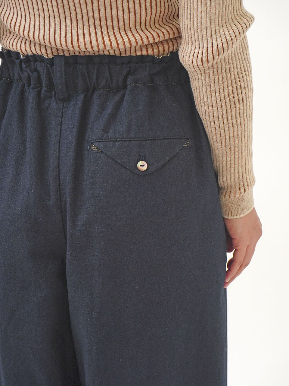 16／-インディゴ平織タックパンツ