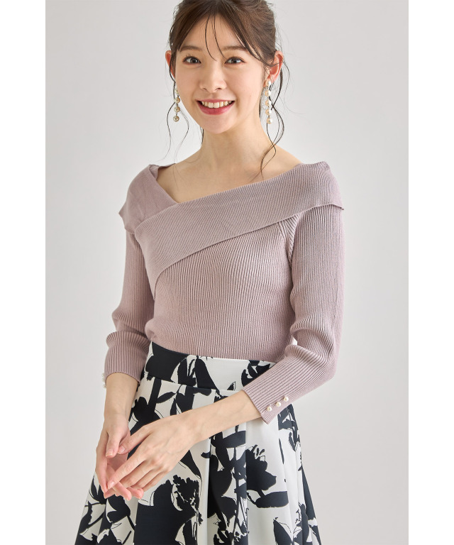 レディ感とセクシーさを併せ持つ袖口パール付きアシメリブニットプル