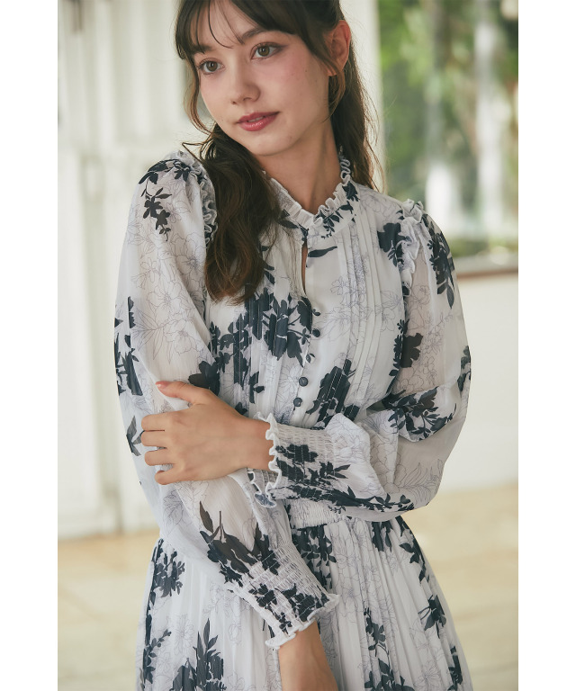 フリル付きフラワープリントシャーリングワンピース