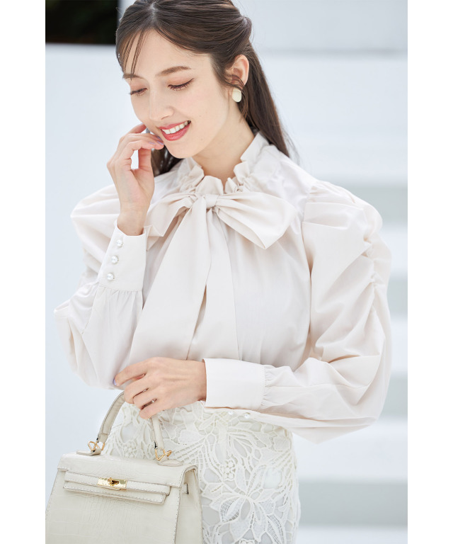 パワーショルダーフリルネックボウタイリボンブラウス