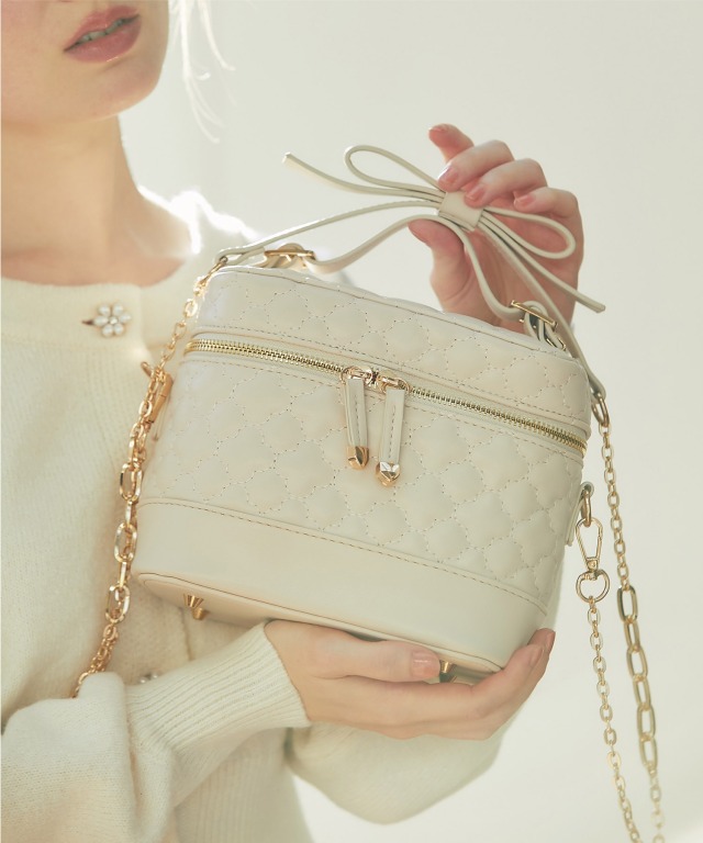 リボンショルダー付きクローバーキルティング×裏地チェリー柄バニティ