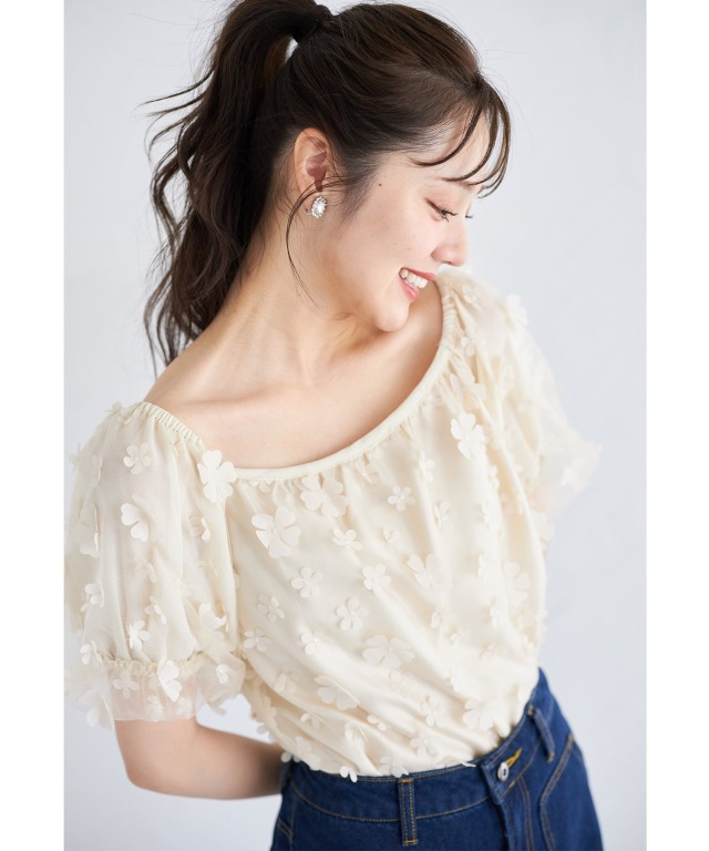立体フラワー付きバルーンスリーブチュールブラウス