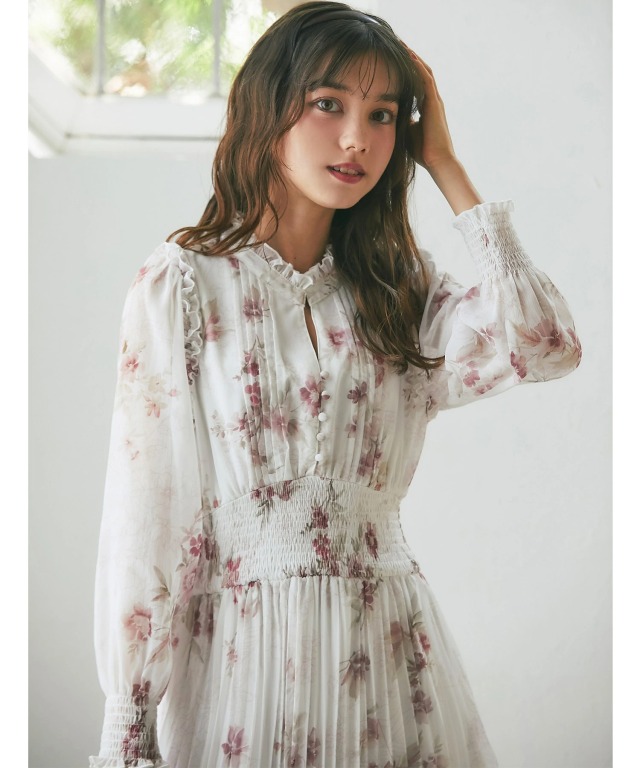 フリル付きフラワープリントシャーリングワンピース
