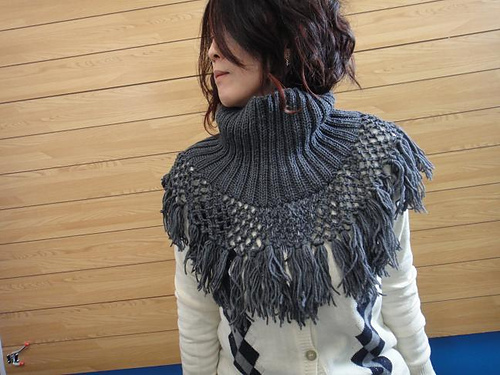 Ravelry: neck warmer（フリンジつきネックウォーマー） pattern by