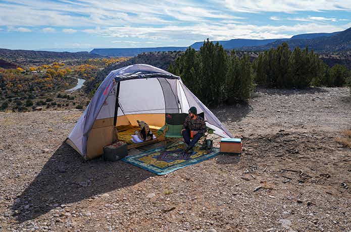 蚊も防ぐタープ、新作カーサイドテントに2人用シュラフも？常識破りな