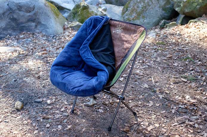 アウトドアの常識を覆す、魔法のヒーターチェアカバーが登場！【実際に