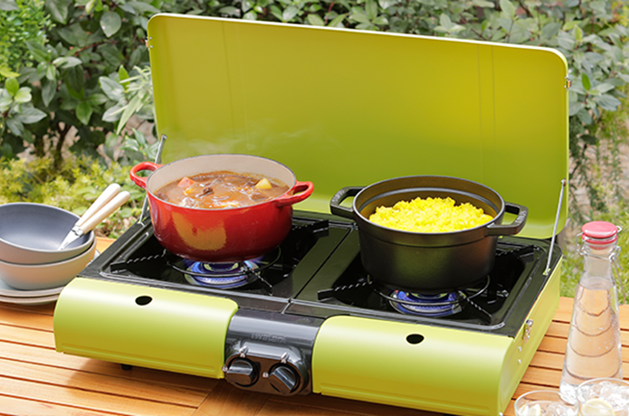 ポップなカラーに注目！イワタニより新作2バーナーコンロが登場