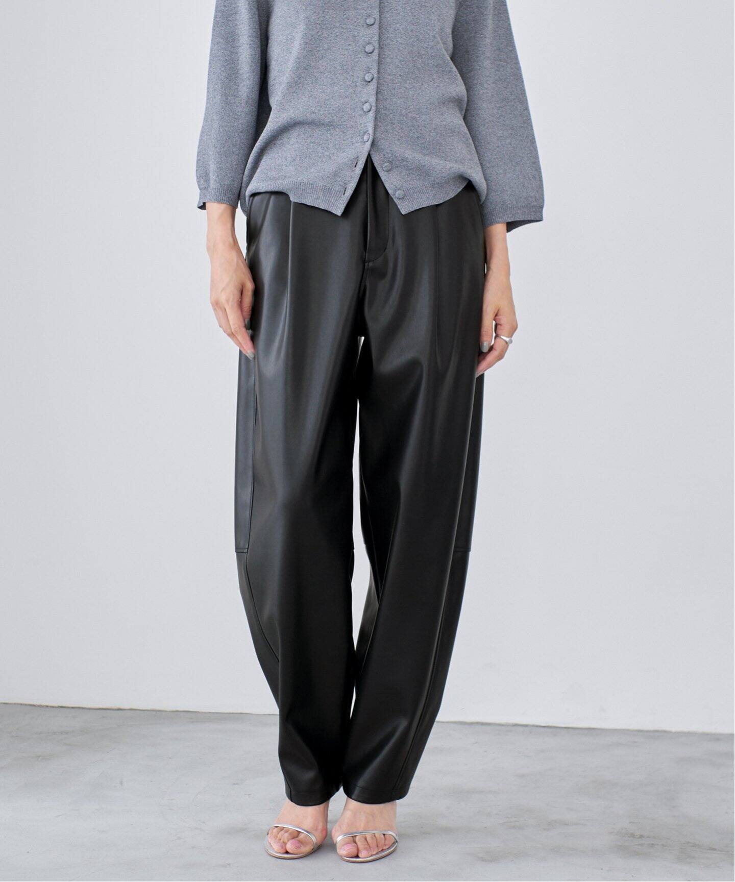 レザーライク カーブテーパードパンツ（その他パンツ）｜IENA（イエナ