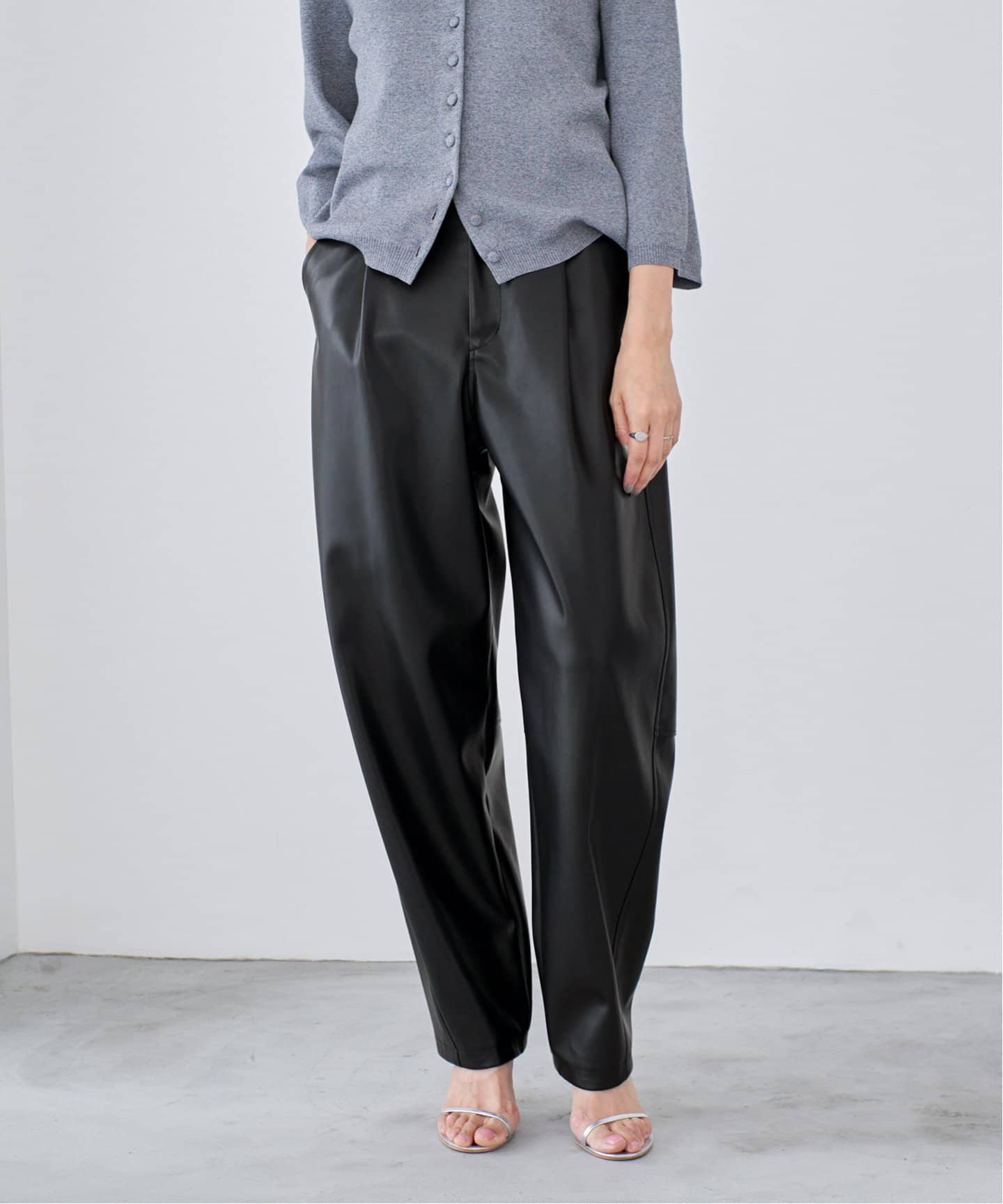 レザーライク カーブテーパードパンツ（その他パンツ）｜IENA（イエナ