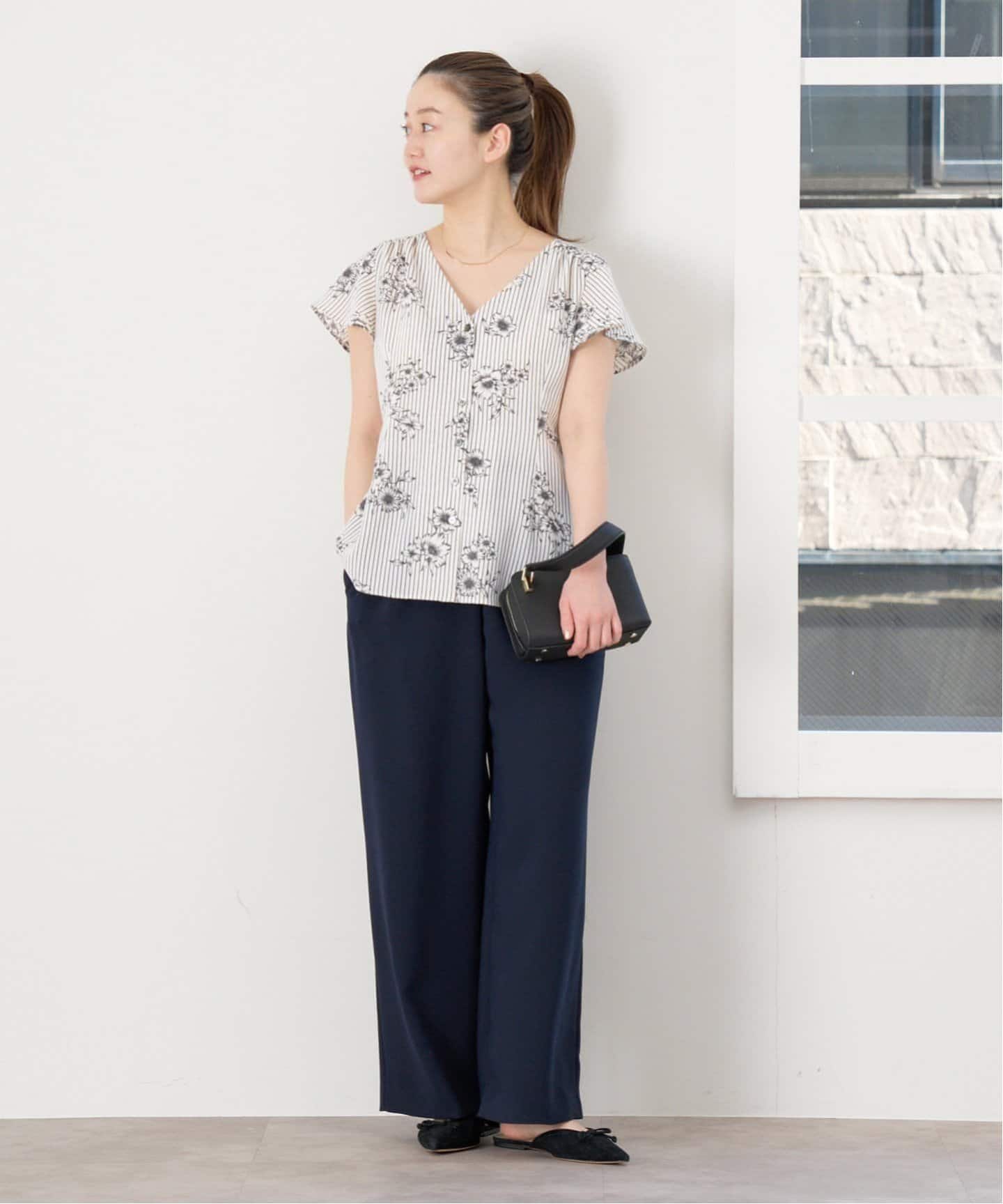 追加》ストライプフラワー 前ボタンVネックブラウス（シャツ／ブラウス