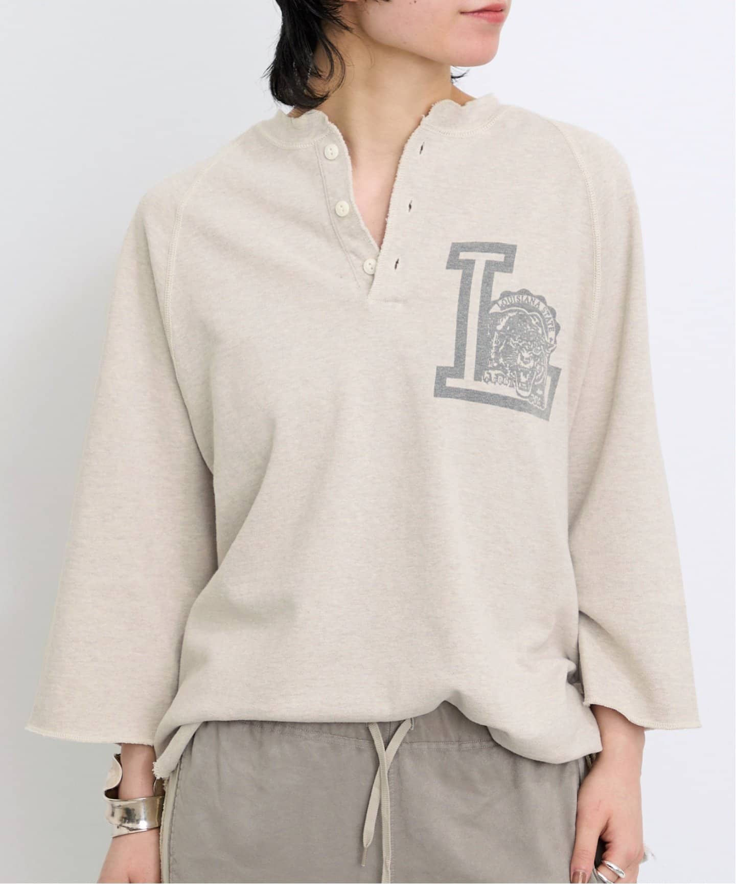 REMI RELIEF/レミ レリーフ】 HENLEY NECK PRINT TEE（Tシャツ