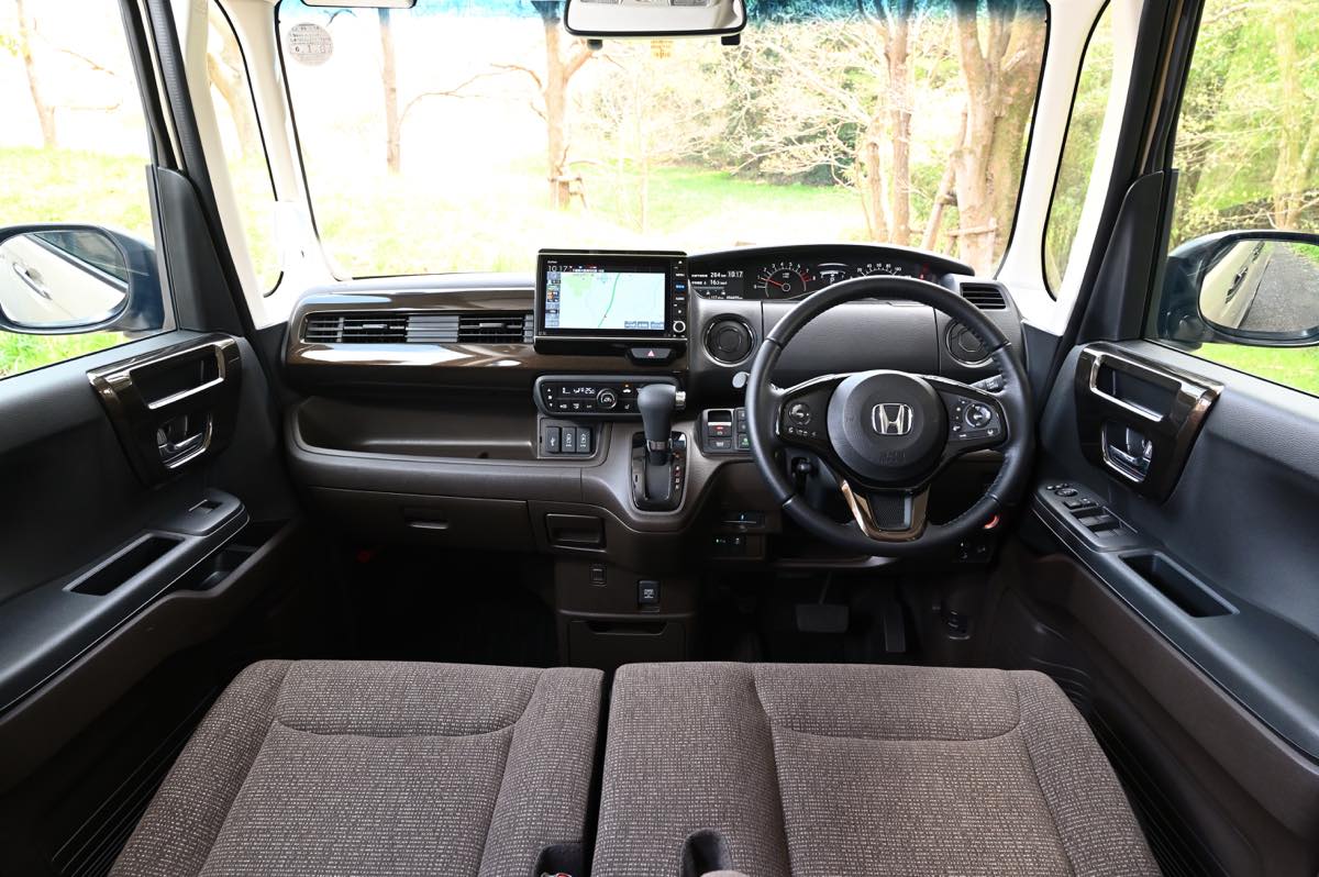 新型N-BOXのステアリング…3本スポークから2本スポークに変わった理由