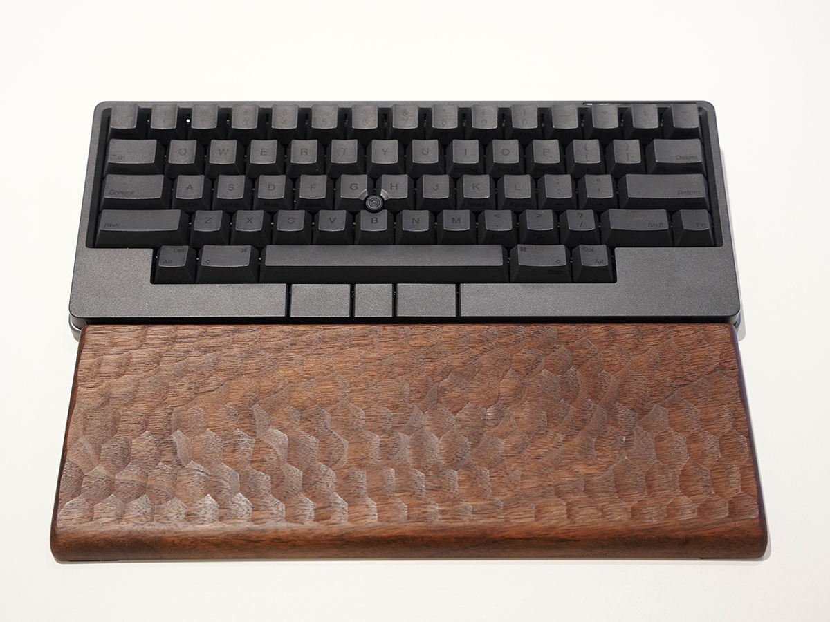HHKB専用 亀甲名栗 木製パームレスト＆キーボードルーフ」とフラッグ