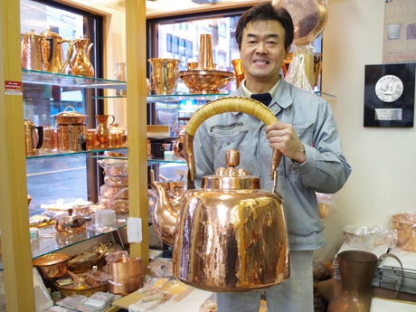 浅草・大正13年創業の銅器専門店 銅一筋40年の職人が語るものづくりへ