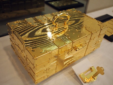 広島に3億円相当の「純金千両箱」－宝飾店の店頭に - 広島経済新聞