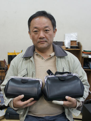 鹿児島の皮具店が作る復刻版「車掌かばん」、人気に－市電100周年で