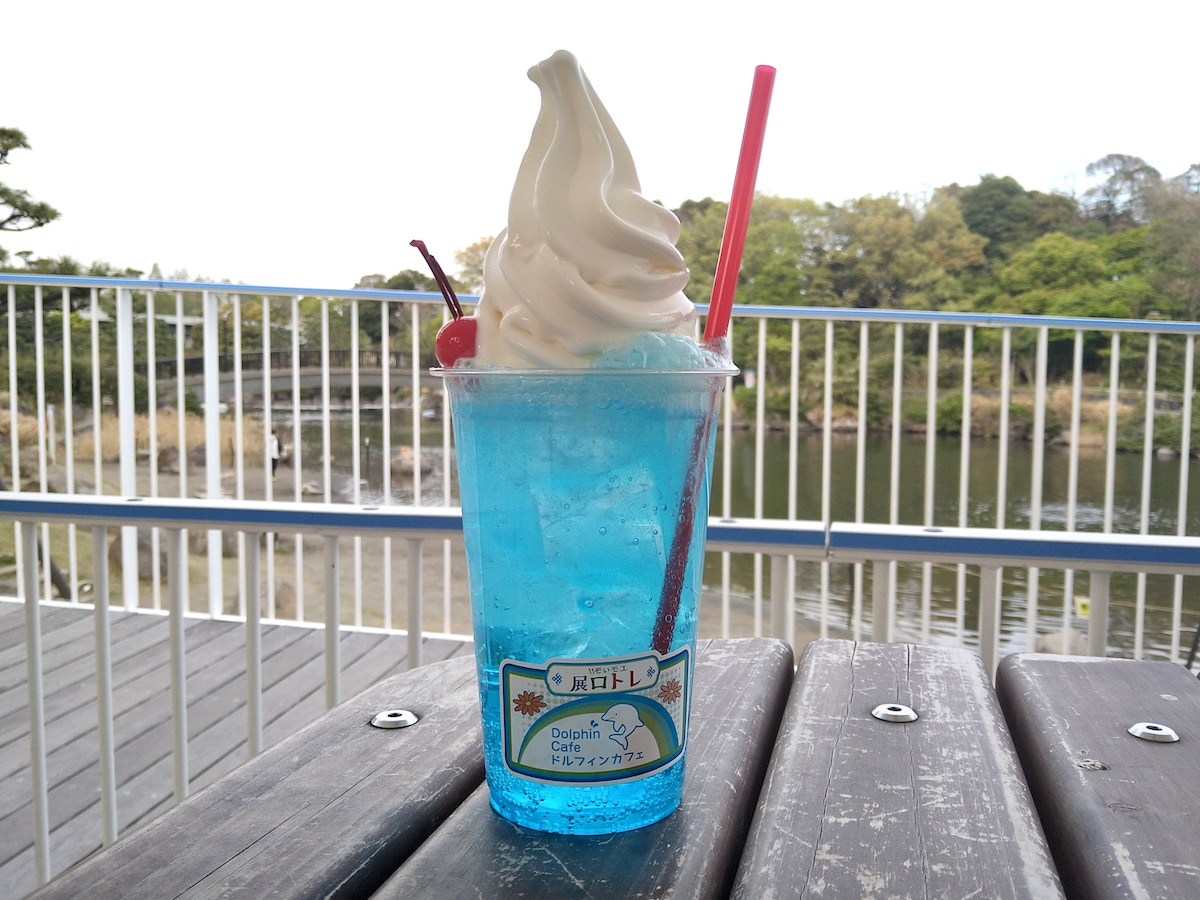 全7色の「にじいろクリームソーダ＆チェリー」（680円） - 品川経済新聞