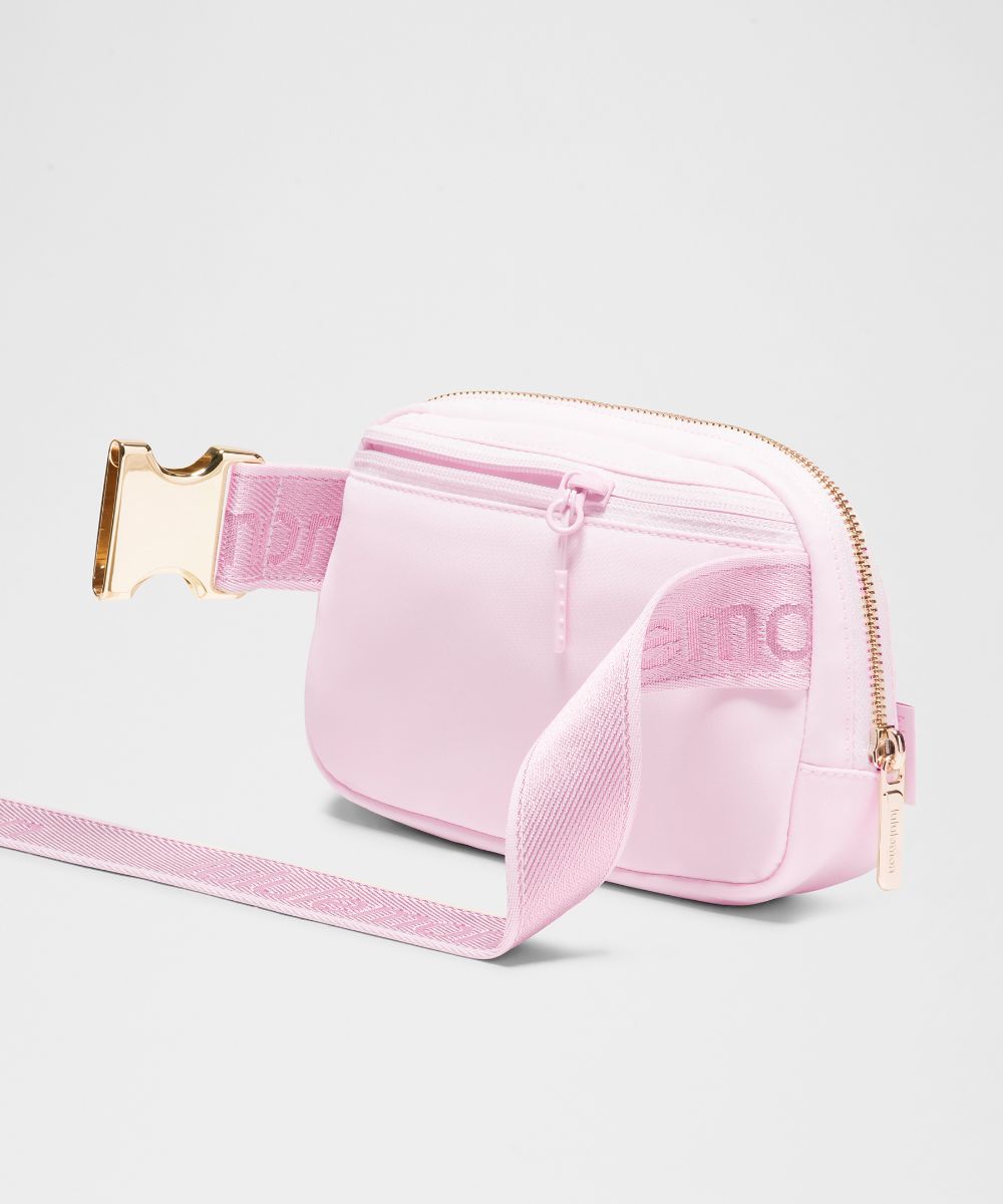 Everywhere ベルトバッグ 1L *メタリックワードマーク | バッグ