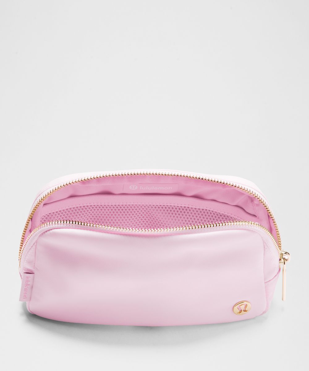 Everywhere ベルトバッグ 1L *メタリックワードマーク | バッグ