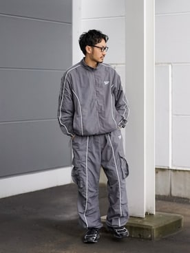 Reebokのナイロンジャケット（グレー系）を使った人気ファッション