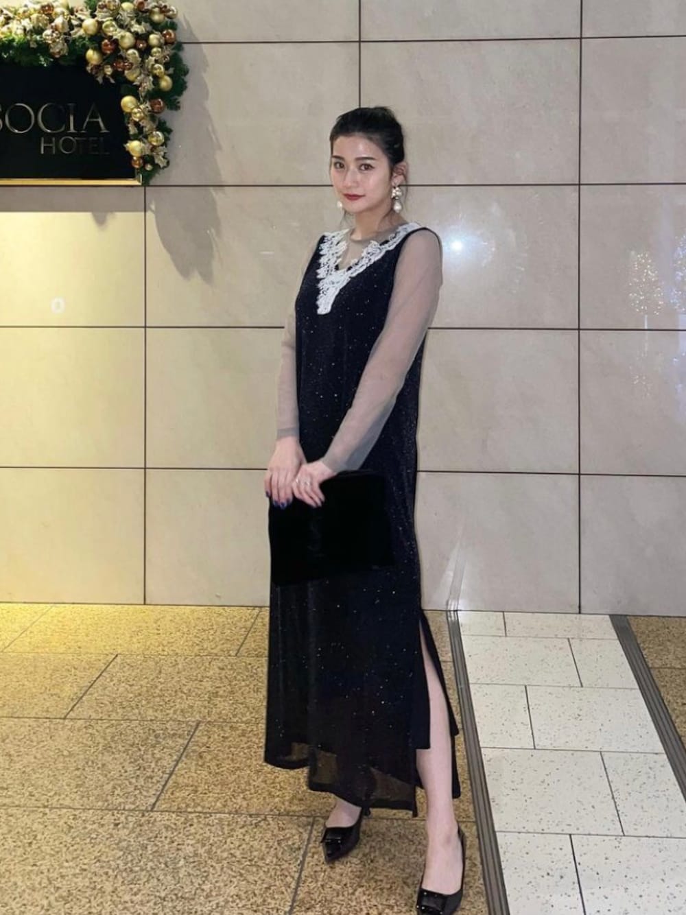 Leja（レジャ）の「【LEJA】レースネック透け袖スリットキラキラロング