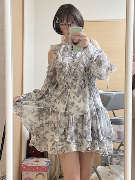 プリントフリルシフォンミニワンピースを使った人気ファッション