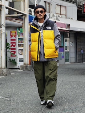 THE NORTH FACEのダウンベスト（イエロー系）を使った人気ファッション