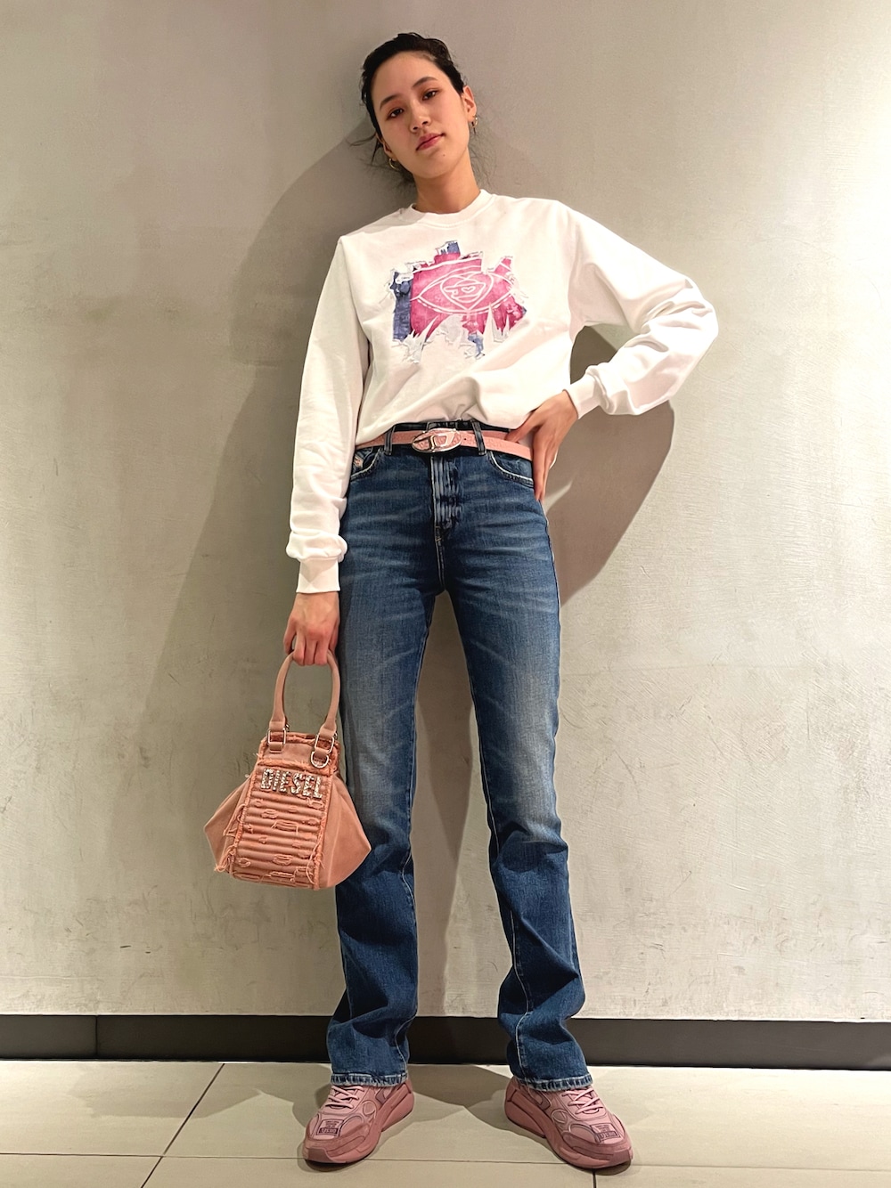 DIESELのベルト（ピンク系）を使った人気ファッションコーディネート