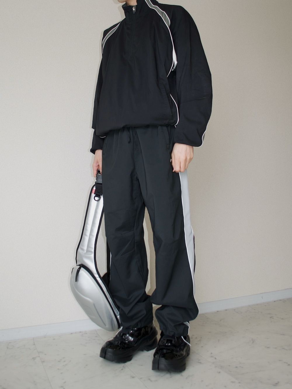 DIESEL（ディーゼル）の「メンズ メタリックフェイクレザー スリング