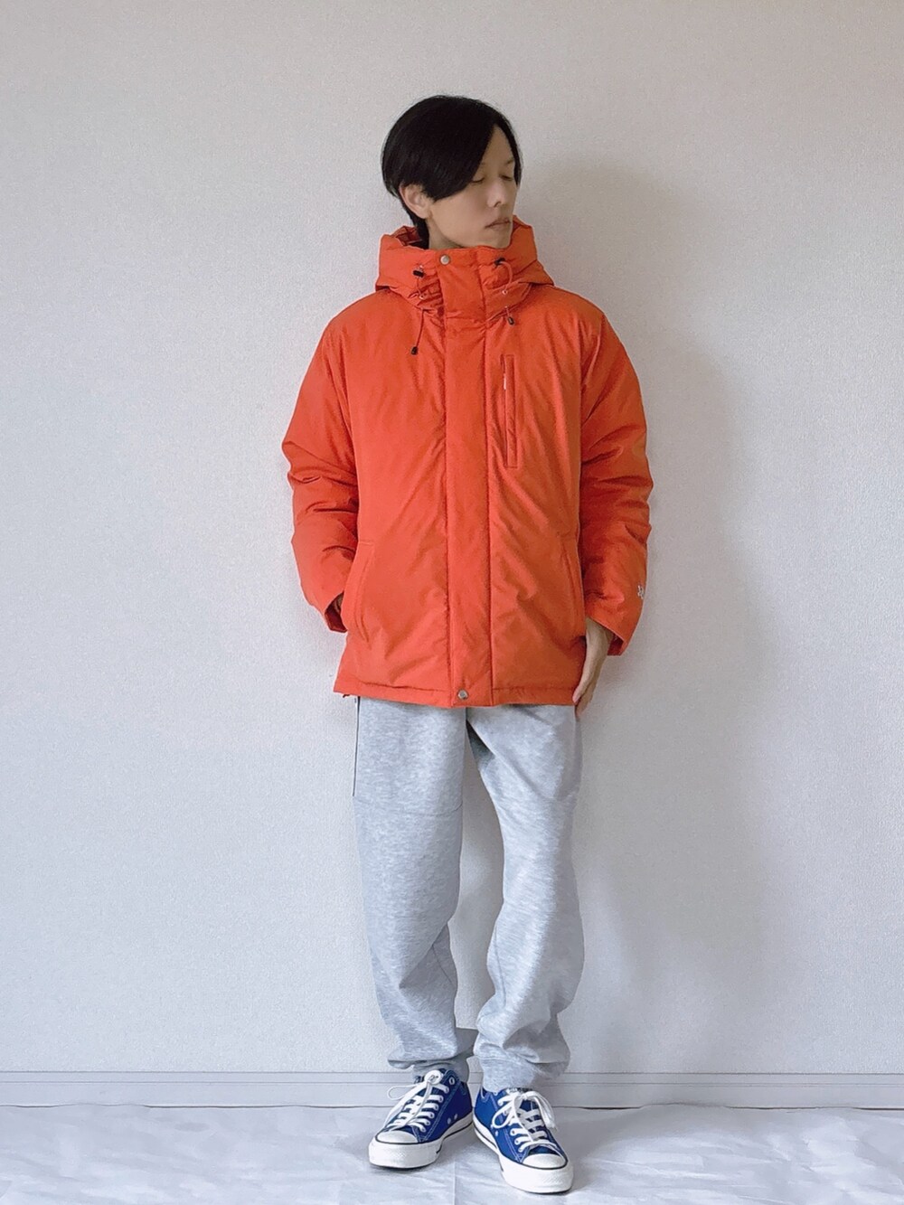 鮮やかなオレンジが目を引くダウンジャケットを主役にした冬スタイル