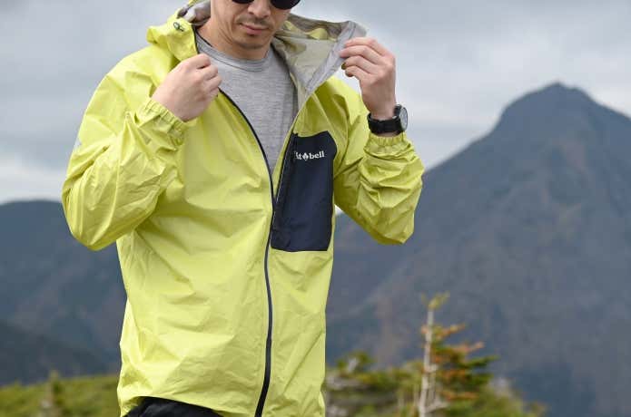 雨だから着る”じゃない！モンベルの新作レインジャケットが、行動時に