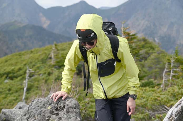 雨だから着る”じゃない！モンベルの新作レインジャケットが、行動時に
