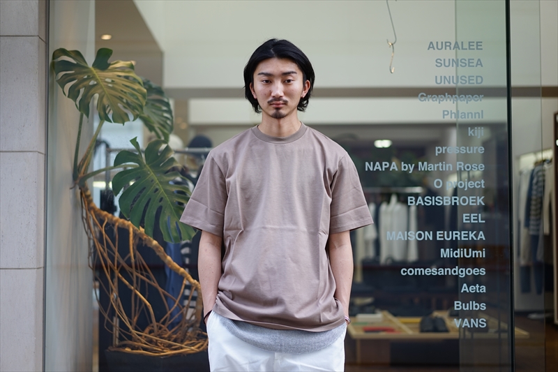 AURALEE(オーラリー)の新作、LUSTER PLAITING TEEのご紹介です