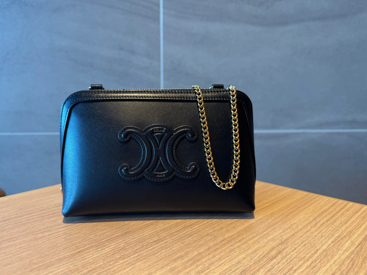 自分へのご褒美に！CELINEのチェーン付きクラッチ キュイル トリオンフ