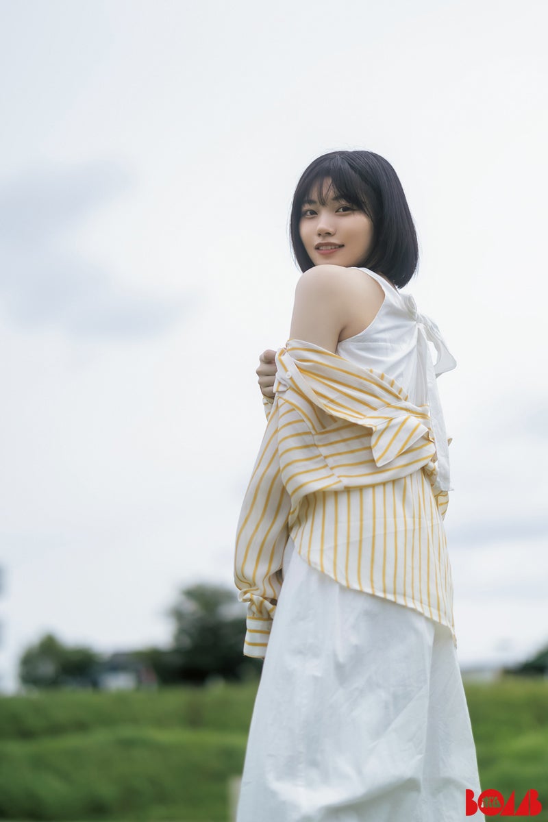 乃木坂46中西アルノ、美肩チラリ 「BOMB」初登場＜独占カットあり