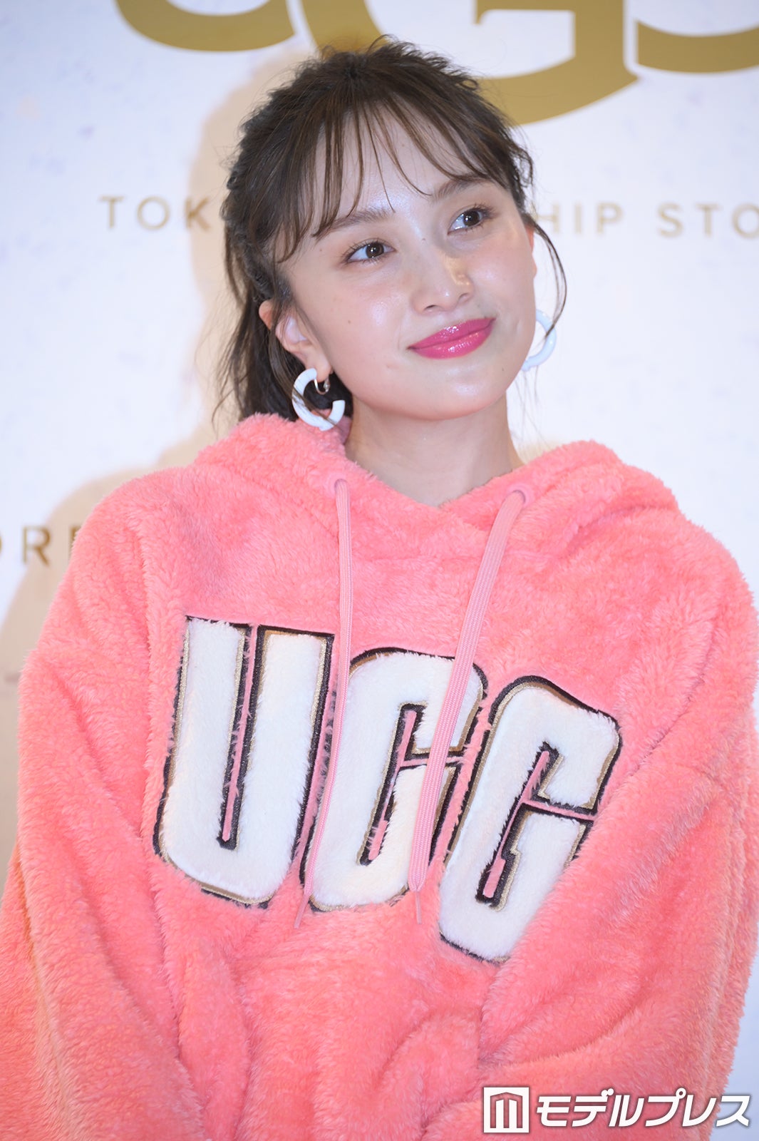 ももクロ百田夏菜子、ミニ丈スカートで美脚披露 ボアパーカー姿が