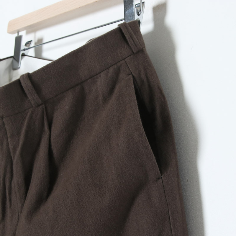 YAECA (ヤエカ) CHINO CLOTH PANTS TUCK TAPERED kusaki brown