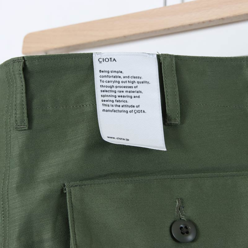 CIOTA (シオタ) スビンコットン ムラ糸バックサテン ベイカーパンツ