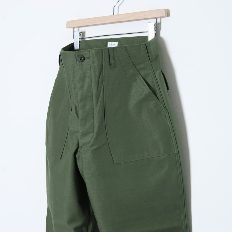 CIOTA (シオタ) スビンコットン ムラ糸バックサテン ベイカーパンツ